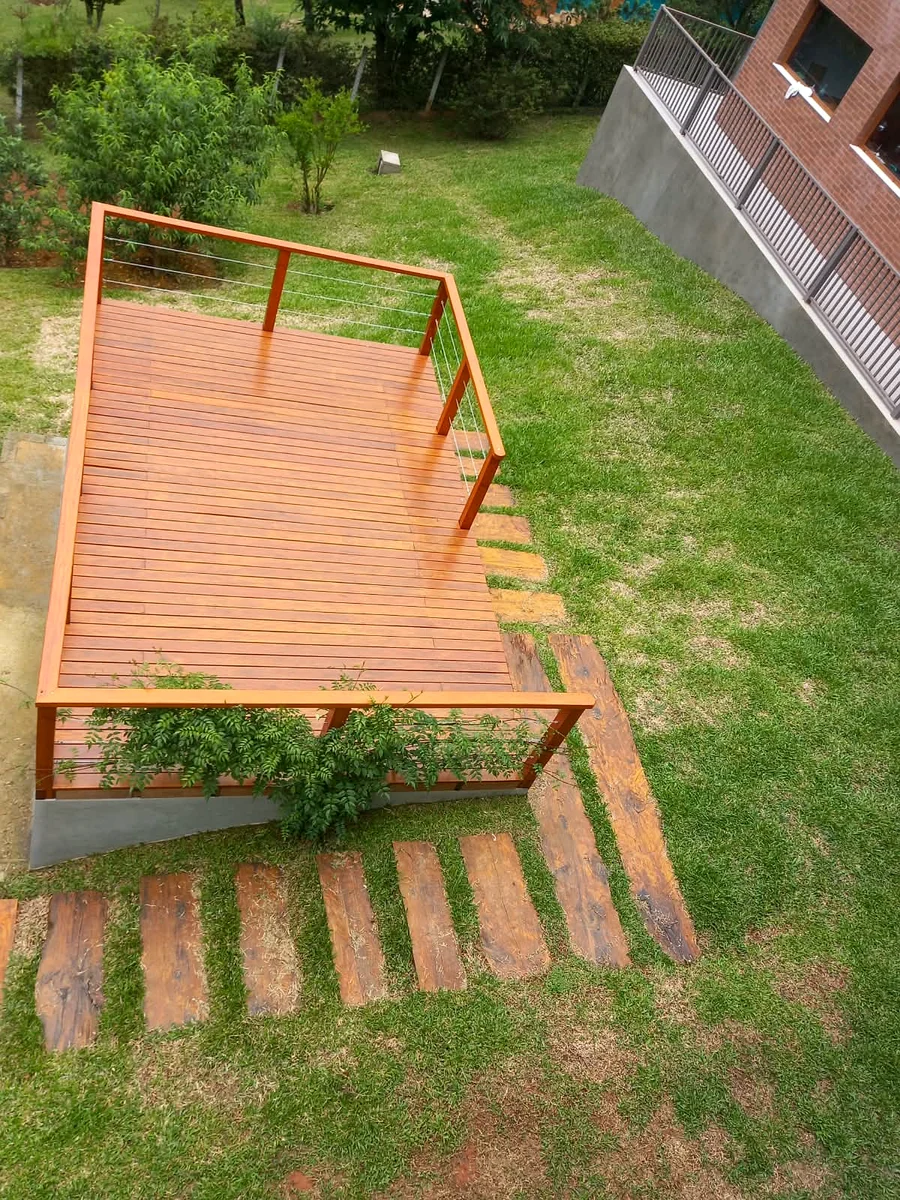 Deck em madeira sobre o jardim, obra executada pela FC Construção Civil