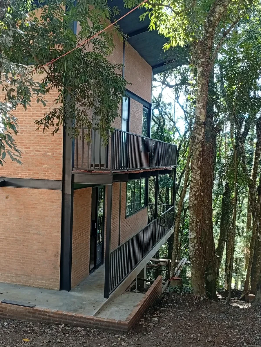 Sobrado em estrutura metálica, obra da FC